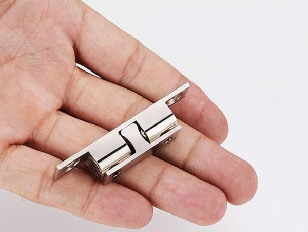 Justerbara magnetiska dörrstängare med skruvar