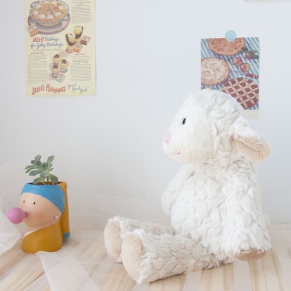 Marshmallow Lamm Plyschdjur, Total Längd 38 cm, Sitthöjd ca 24 cm