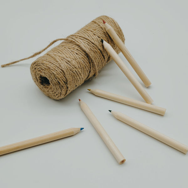 50 esker med 6 mini fargeblyanter.