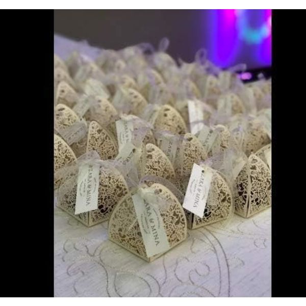 Laserutskurna Ros Candy Boxes, Favor Boxes 2.5\"x 2.5\"x 3.1\", Presentaskar Bröllopsdusch Jubileum Födelsedagsfest Bröllopsgåva Beige 2.5 "x 2.5 "x 3.1 "/6.5 x 6.5 x 8 cm