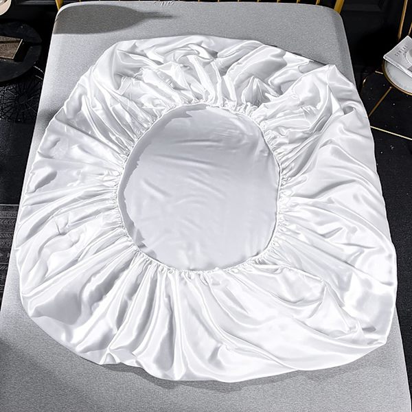 Sengesett i helfarge sateng, 1 x laken 198*203 cm 2 personer med 35 cm stort skjørt, 1 x flatt laken og 2 x putevar White
