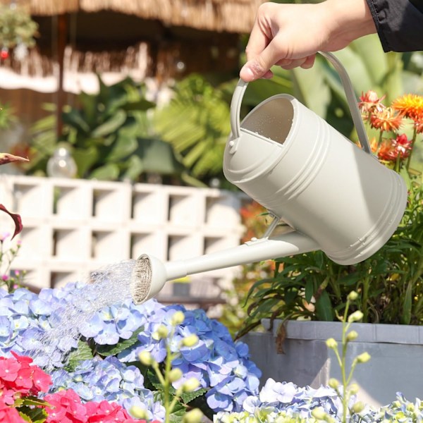 2L Lettvekts Plante Mister i Plastikk for Innendørs Bruk, Moderne Vannkanne Utendørs med Lang Tut for Hageblomster, Urter (Hvit)