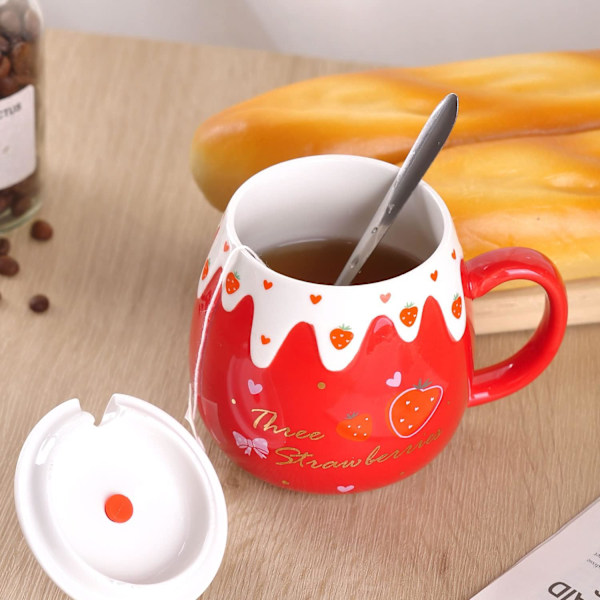 Kaffekop til kvinder, Jordbær Koreansk Dejlig Studenter Keramisk Morgenmadskop med Låg og Ske – 500ml/17oz