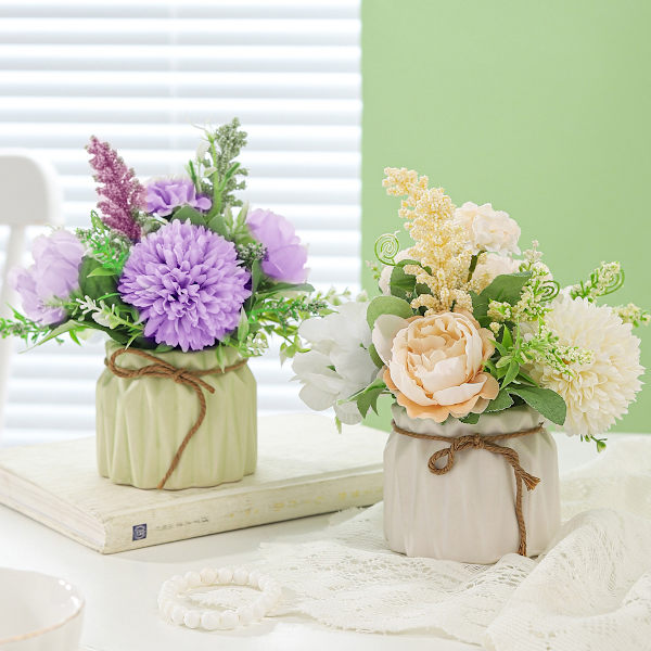 Konstgjorda krukväxter, liten keramisk vas, konstgjorda blommor