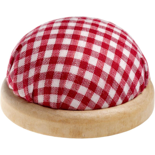 Pyöreä neulatyyny vaalealla puureunuksella, väri: punainen ja valkoinen (ruutukuvio).