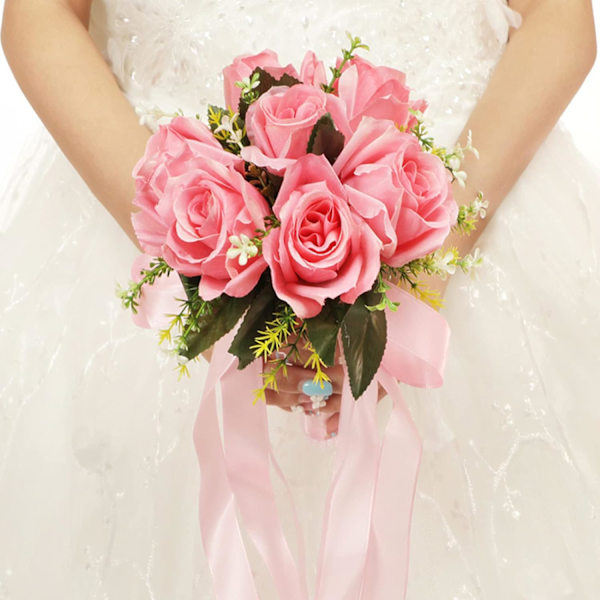 1 brudepigebuket til brud/bryllup, brud der holder blomster