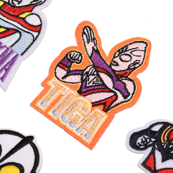 18 tegneserie badge stryge-på patches, broderede applikationsmærker