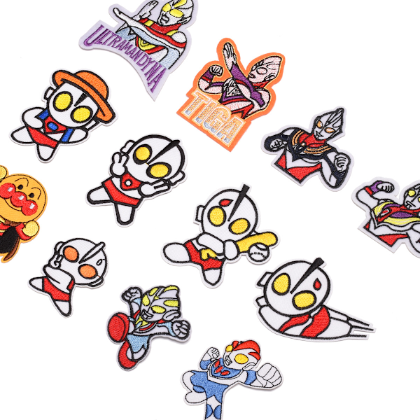 18 tegneserie badge stryge-på patches, broderede applikationsmærker