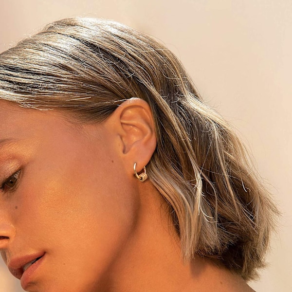 AVEKI Delicacy Dam Guld CZ Huggie Hoop Örhängen 18K Guldpläterade Vita Flerfärgade Diamant Cubic Zirconia Inlägg Sovande Små Delikata Boho