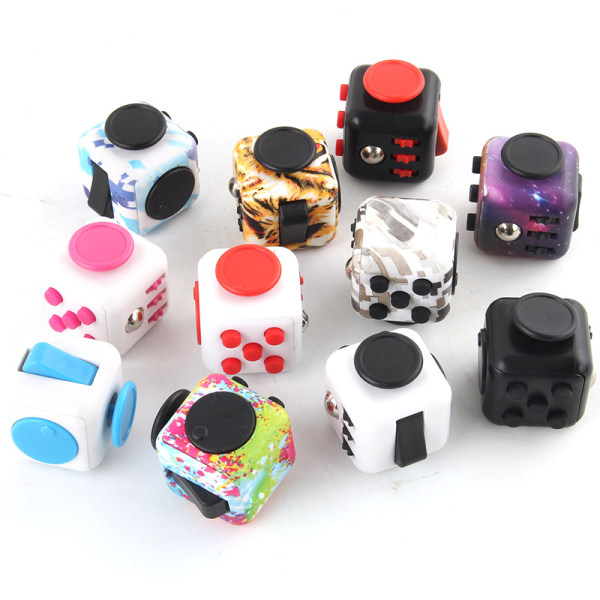 Avstressande Rubiks kubtärning leksak Black and red
