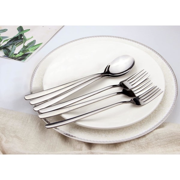 Blandat set, soppskjeer i rustfritt stål og salatgafler.