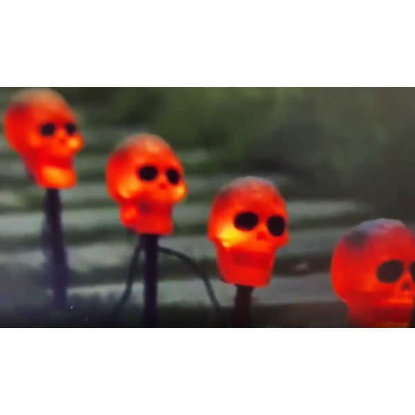 Halloweenin lattiavalaisimet, kalloja ja luita, puutarhavalot, naru l