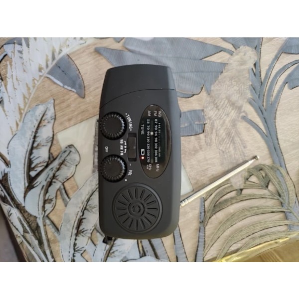 2000mAh vevradio med solceller, ficklampa och powerbank black