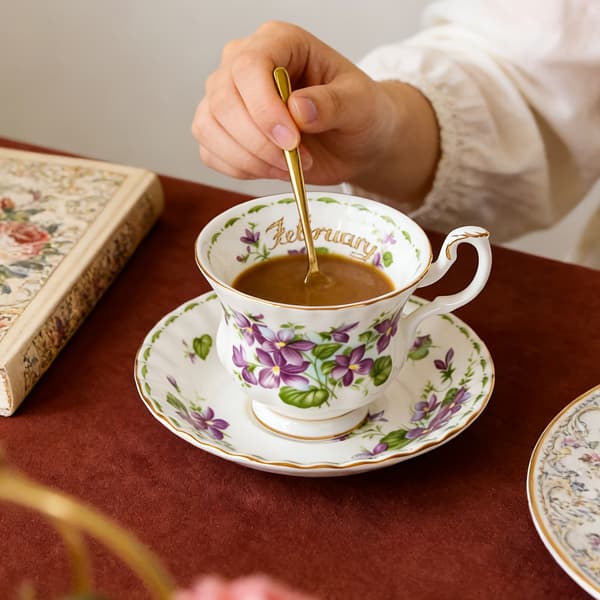 Elegant blommig tekopp och fat i keramik för afternoon tea och presenter May