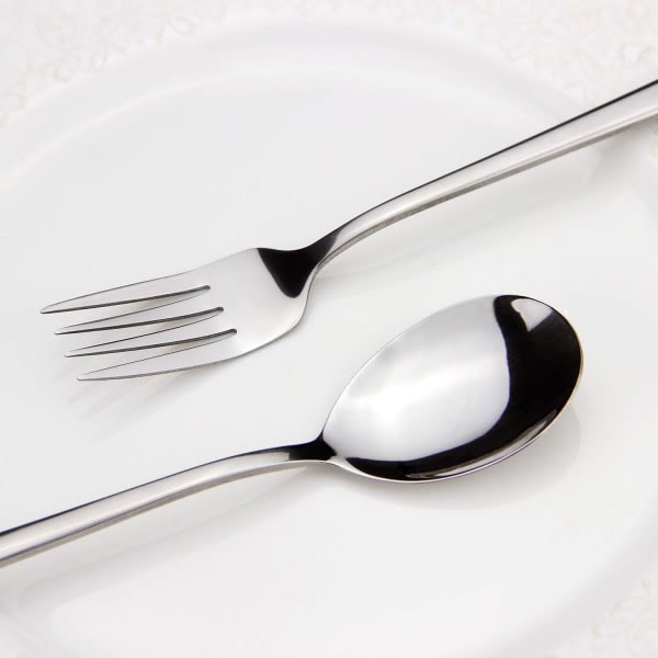 Blandat set, soppskjeer i rustfritt stål og salatgafler.