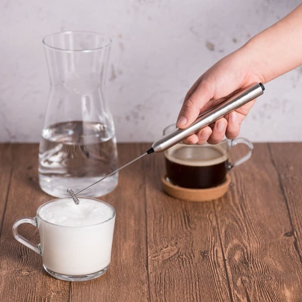 Håndholdt elektrisk piskeris. Mælke-, kaffe- eller tefrøskummer. Betjenes