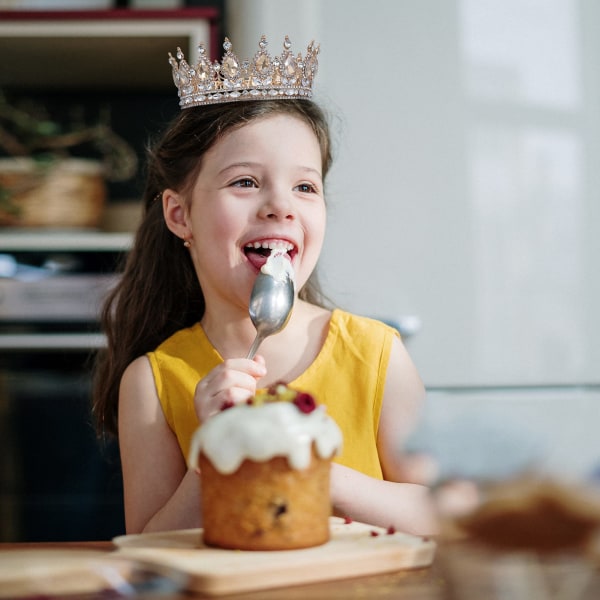 Barnens dag present Prinsesskronor och tiaror för små flickor