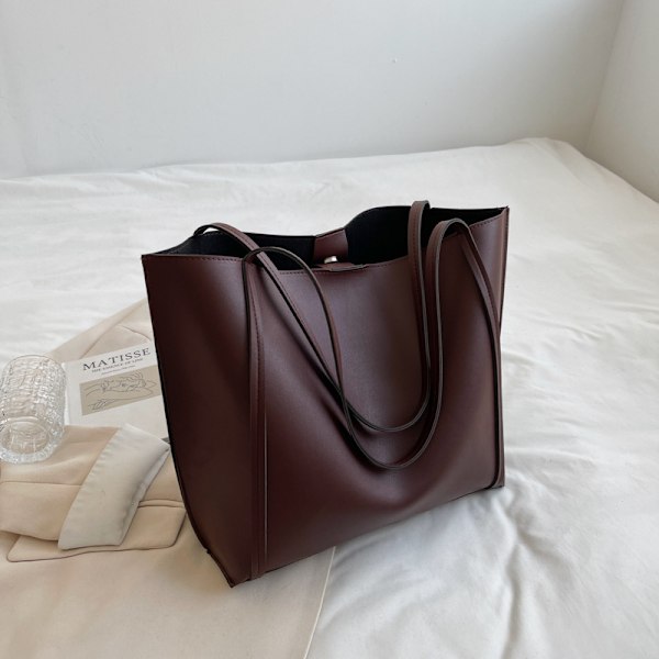 Stor Kapacitet Retro Väska Kvinnor 2023 Nya Style Väska Axel Väska Fashionable Stora Väska Hög Grad Fast Färg Totalt E Väskan Brown