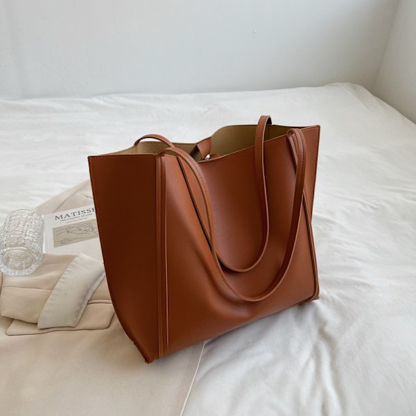 Stor Kapacitet Retro Väska Kvinnor 2023 Nya Style Väska Axel Väska Fashionable Stora Väska Hög Grad Fast Färg Totalt E Väskan Brown