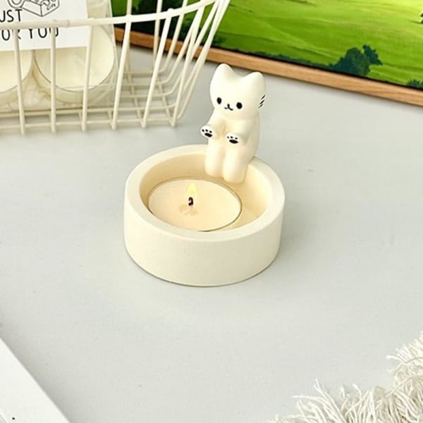 Piirretty kissanpentu kynttilänjalka lämmittää tassujaan Söpö tuoksuva kynttilänjalka söpö A