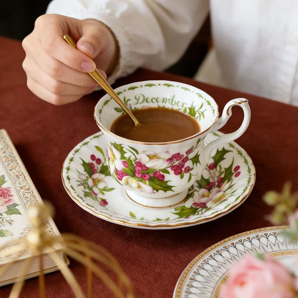 Elegant blommig tekopp och fat i keramik för afternoon tea och presenter May