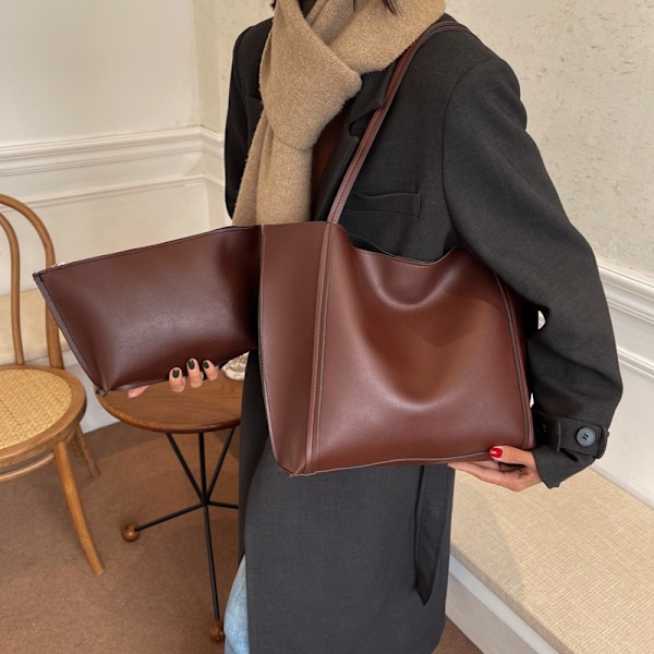 Stor Kapacitet Retro Väska Kvinnor 2023 Nya Style Väska Axel Väska Fashionable Stora Väska Hög Grad Fast Färg Totalt E Väskan Brown