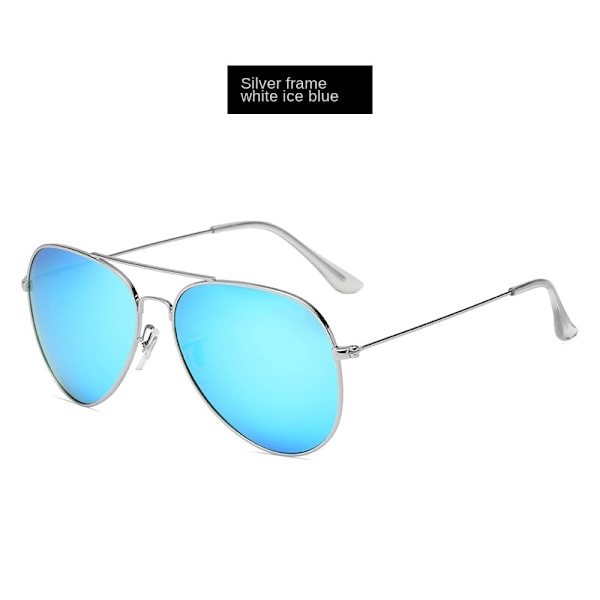 Klassinen polarisoidit aurinkolasit Trendikäs värikalvo aurinkolasit Unisex Aviator aurinkolasit Hopea kehys valkoinen jääsininen PG3026 Silver frame white ice blue