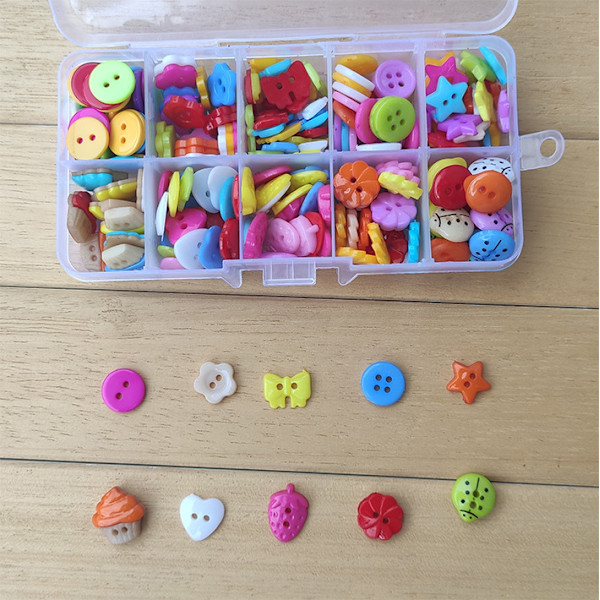 240 fargede syknapper i harpiks med plastbeholder
