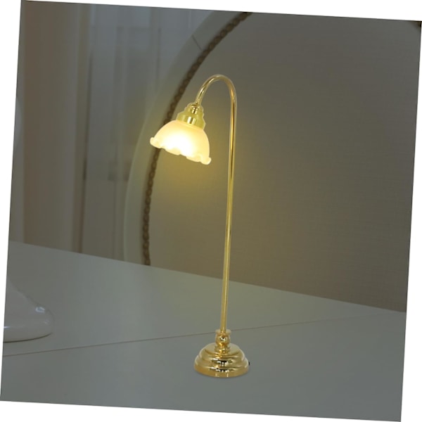 Mini Gulvlampe Skrivebordsdekorasjon Retro Skrivebordstilbehør Miniatyrmøbler Eventyrhager Dekorasjoner Dukkehuslykt DIY Dukkehusbelysning