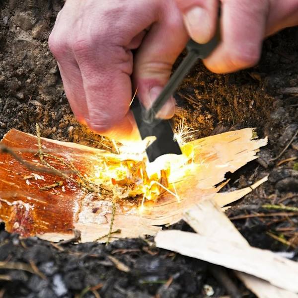 Överlevnadskit 19 delar - Kompass, tändstål, kniv, lampa m.m. black 630