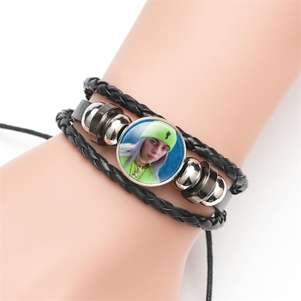 Popstjärnan Billie Eilish vävt läderarmband