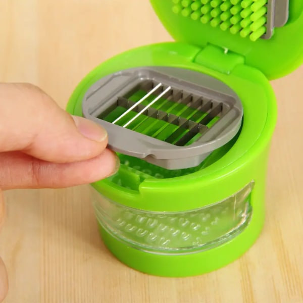 Kitchen Innovations Vitlökspress, Kross, Kvarn, Hackare och Förvaringsbehållare - Inkluderar Silikonskalare - Lätt att Rengöra - Blad i Rostfritt Stål - ( grön), standard