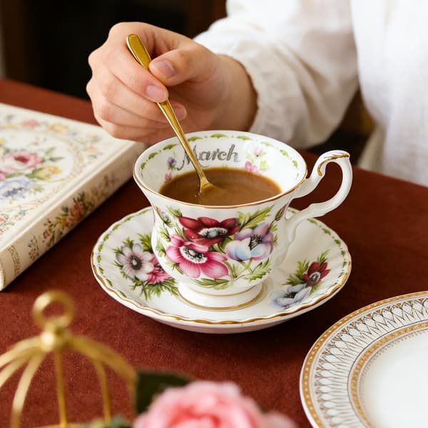 Elegant blommig tekopp och fat i keramik för afternoon tea och presenter January