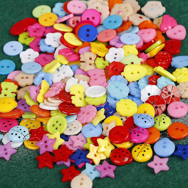 240 fargede syknapper i harpiks med plastbeholder