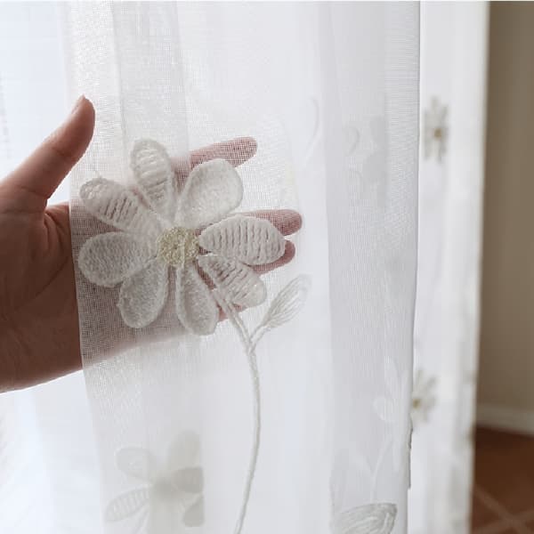 Vit blommig broderad skir voile-gardinpanel 2-pack 200x260cm White