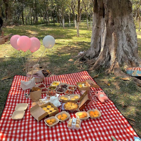 Lantlig flettet picnic kurv med låg og håndtag og foder til picnic, fester og grill