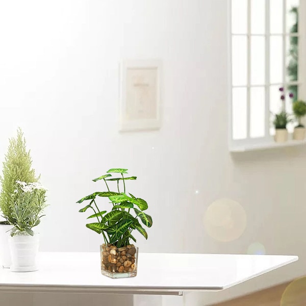Glassflaske med kunstig plante i vintergrønn kløverdesign