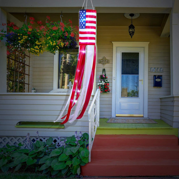 Amerikan lipun tuuliviiri valaistus 4. heinäkuuta Yhdysvaltain isänmaalliset tähdet