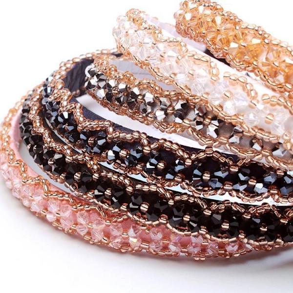 Smukt diadem med broderede perler og strass - flere farver Grey Grey