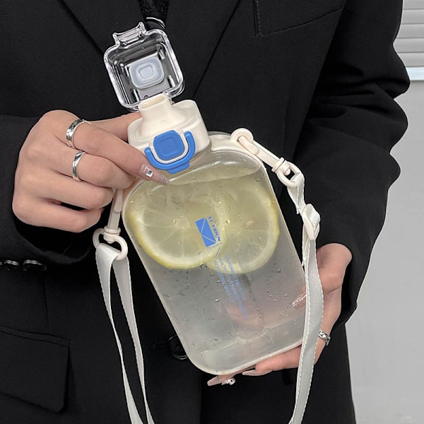 Fashionabel och enkel vattenkopp med stor kapacitet, kreativ fyrkantig sport- och träningskopp, högt värde, populär röd plastvattenkopp 750 ml
