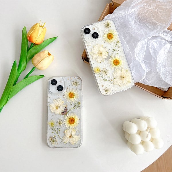 Transparent mobilskal för iPhone 16 Pro med pressade äkta blommor, Glittrande söt vit blommig design, Tunt mjukt TPU-skydd