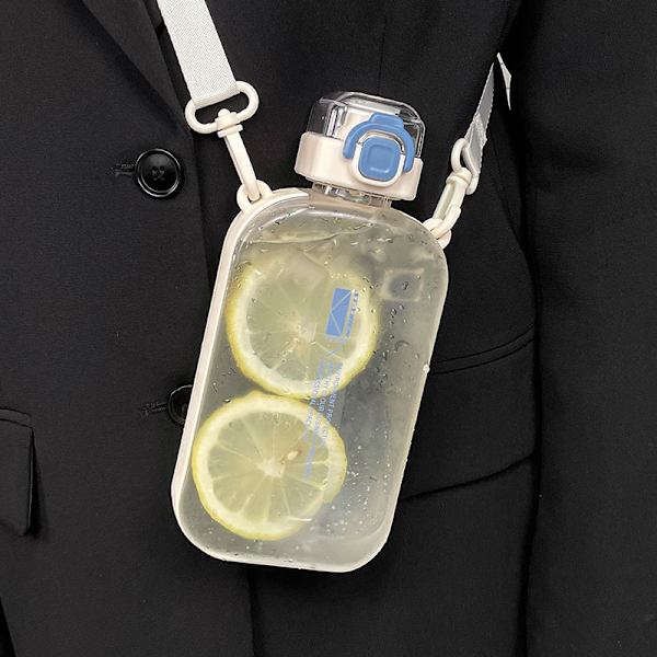 Fashionabel och enkel vattenkopp med stor kapacitet, kreativ fyrkantig sport- och träningskopp, högt värde, populär röd plastvattenkopp 750 ml