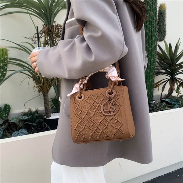 Kraftig broderi diamant Princess Diana väska exklusiv crossbody-väska mångsidig mode silkescarf axelväska damväska 3