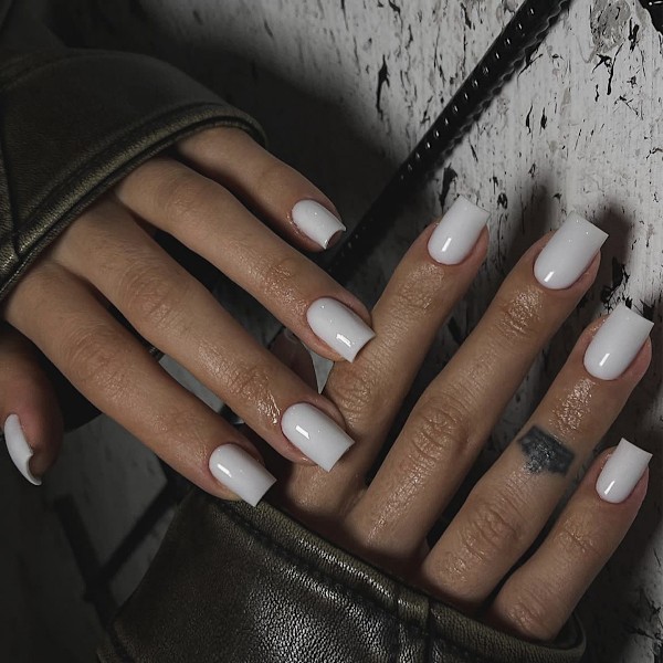 Nya enfärgade bärbara nagelstickers rektangulära vita avtagbara nagelstickers färdiga nagelbitar