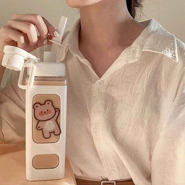 700 ml:n vesipullo pillillä, söpö urheiluvesipullo tarralla, kawaii juomapullo valkoinen