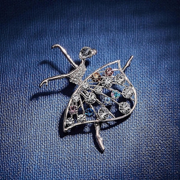 Fashion legering ihålig strass brosch med elegant temperament och populär damstift