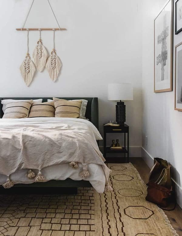 Veggdekor i vevd boho-chic stil med fjær i bomull
