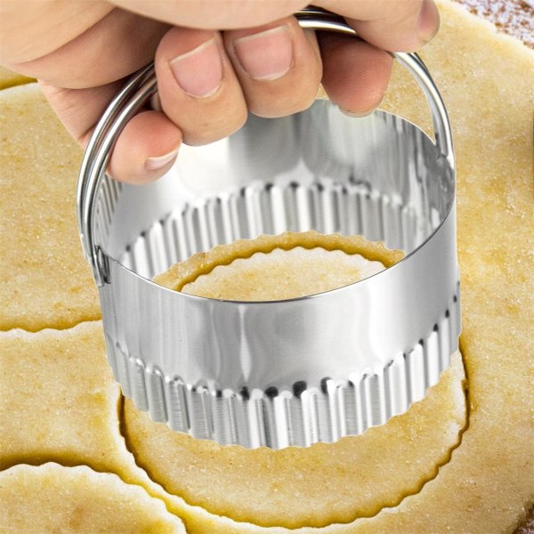 Kjeksutskjærere i rustfritt stål, runde kjeksutskjærere for baking, bølgete kjeksutskjærere med håndtak