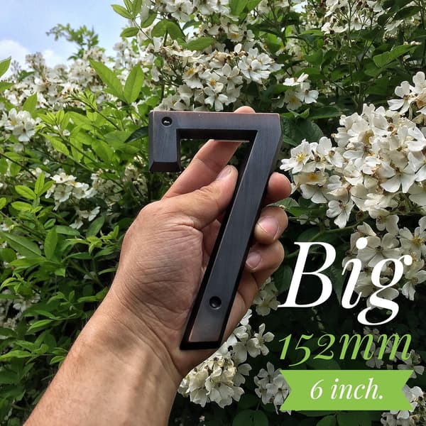 Storleken är 12 cm, materialet är akryl.