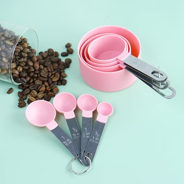 8 stk. målebeger og skjesett, stablebart håndtak i rustfritt stål, liten teskje med plasthode (rosa)